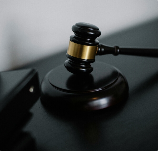 imagen de martillo de juez en primer plano con detalle dorados -Gómez y Malagón abogados